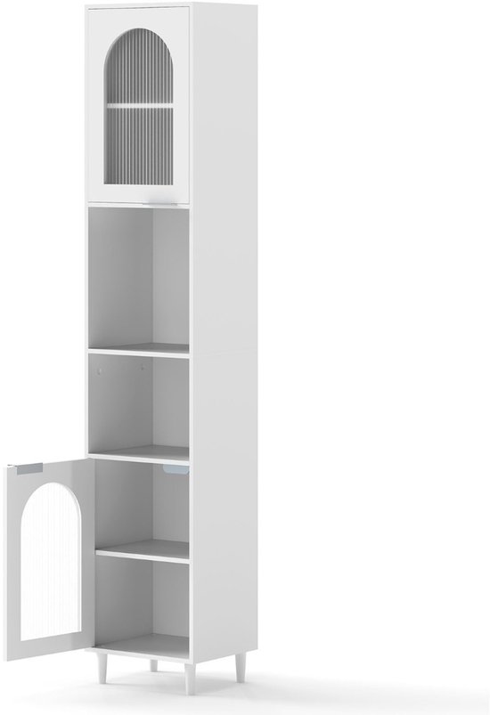 Witte hoge smalle kast met één open deur en verstelbare planken, met een geribbelde glasinzet in de deur en bovenkant.
