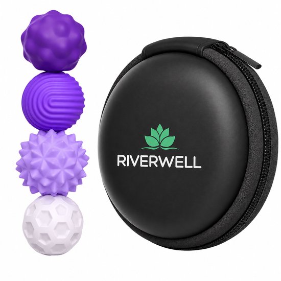 Vier gestapelde massageballen met diverse texturen, naast een zwart etui met Riverwell logo.