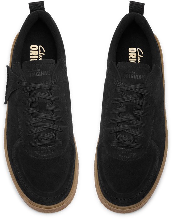 Bovenkant van zwarte suède veterschoenen met veters, 'clarks originals' inlegzolen en dikke crêpezool.