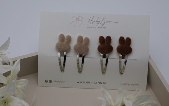 Vier zilverkleurige klikklak-haarspeldjes met pluche konijnenoortjes in bruintinten op een HipByLynn kaart.