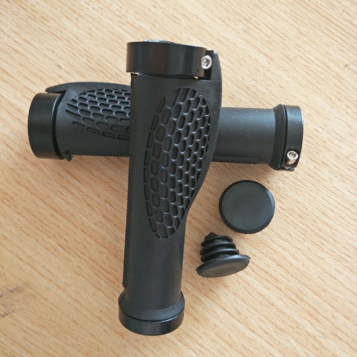 Ergonomische Lock-on Fietshandvatten voor Mountainbike en Stadsfiets, Anti-slip Bike Grips met Extra Grip in zwart, Universele Stuurgrepen die Eenvoudig aan te Spannen en te Monteren zijn, Professioneel Fietsonderdeel