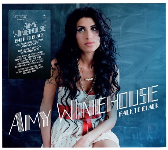 Amy Winehouse draagt een witte jurk met rode strik. Text op de hoes: 'Amy Winehouse Back to Black'.