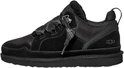 Zwarte UGG sneaker met suède overlays, mesh details en bontvoering. Gekleurde veters en een lus aan de achterkant.