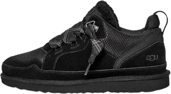 Zwarte UGG sneaker met suède overlays, mesh details en bontvoering. Gekleurde veters en een lus aan de achterkant.