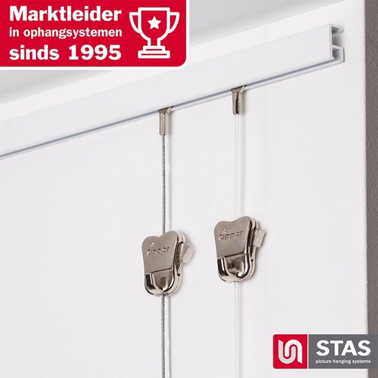 Marktleider in ophangsystemen sinds 1995. Een witte STAS ophangrail met twee zilverkleurige haken aan staalkabels.