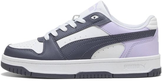 Zij aanzicht van een witte, grijze en paarse Puma sneaker.