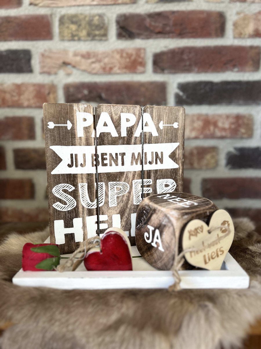 Creaties van hier – dienblaadje wit - Rode roos - rood hart - dobbelsteen Ja en Nee - tekstbordje papa superheld - met houten hartje