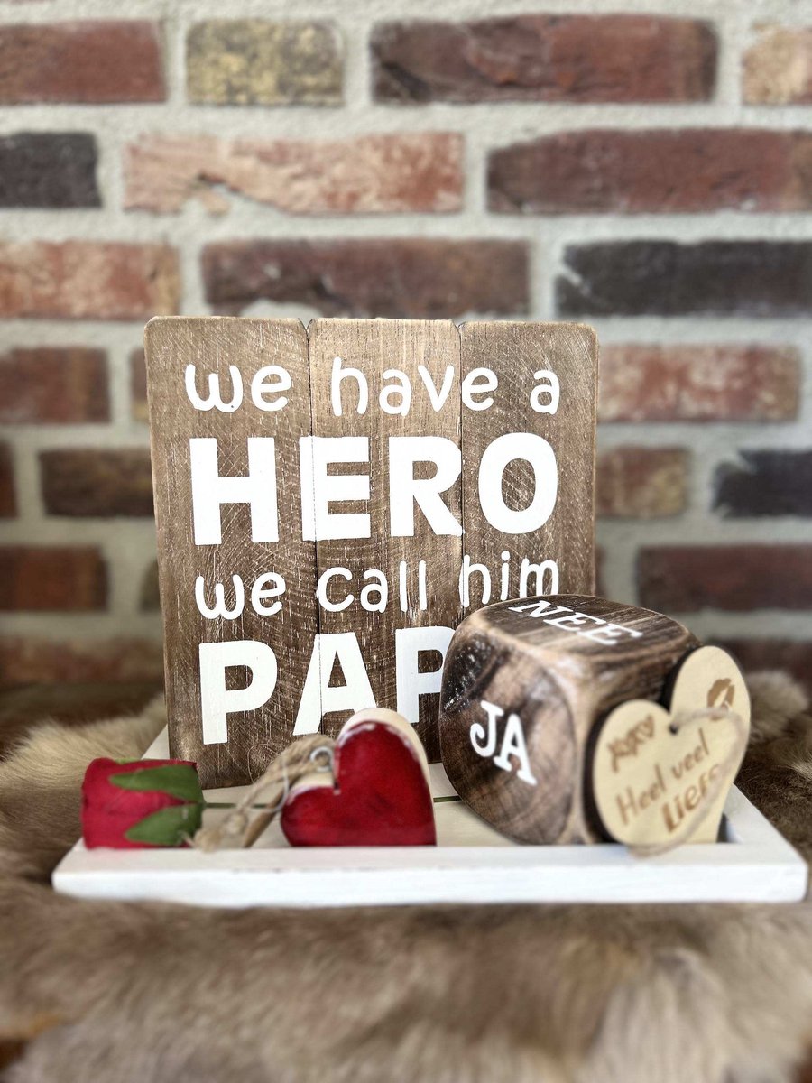 Creaties van hier – dienblaadje wit - Rode roos - rood hart - dobbelsteen Ja en Nee - tekstbordje papa Hero - met houten hartje