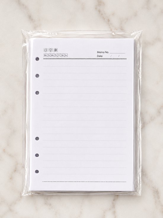 Een pak met 100 vellen A5-liniaalpapier, wit, met 6 gaten, klaar voor een ringband.