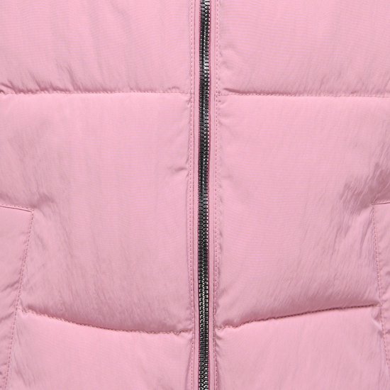 Detail van een roze pufferjack met rits en horizontale quilting.