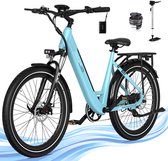 Lichtblauwe RCB G6 elektrische fiets met 27,5 inch wielen, bagagedrager en een pomp.