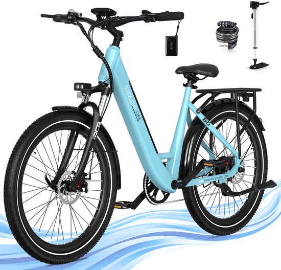 Lichtblauwe RCB G6 elektrische fiets met 27,5 inch wielen, bagagedrager en een pomp.