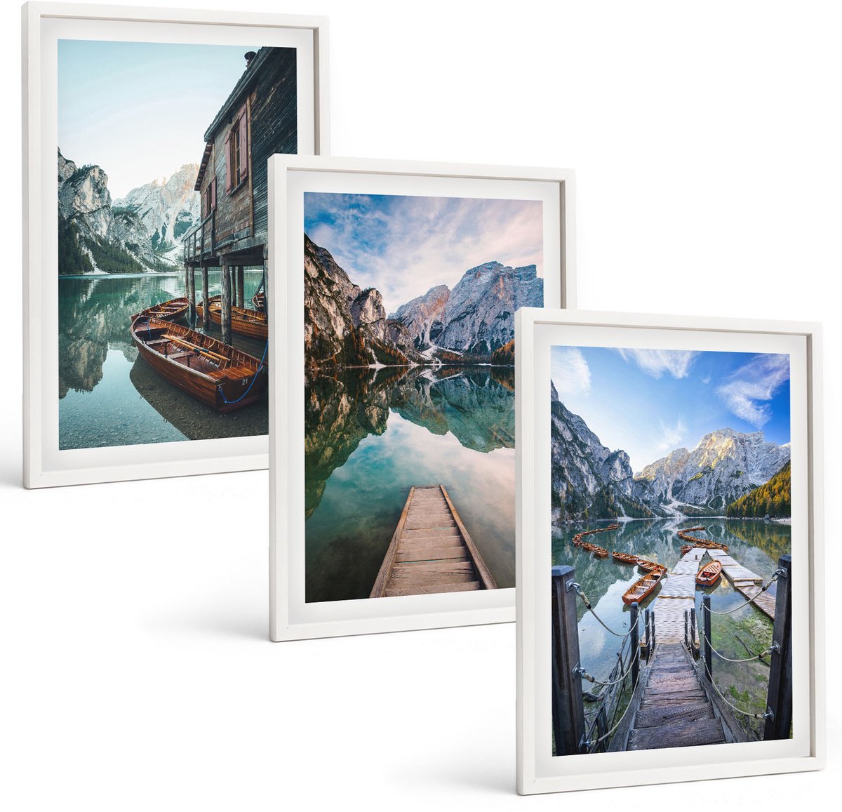 Wallfluent 3-Delige Schilderij Set - Een Rustig Meer In De Bergen Met Houten Bootjes. - 40 x 60 - Muurdecoratie - Decoratieve Schilderijen - Wohnzimmer - Moderne Wanddecoratie
