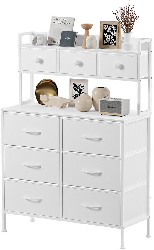 Witte commode met 9 lades, metalen frame en decoratieve accessoires op de schappen.