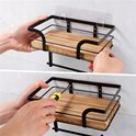 Zwarte wandrek met houten plank. Twee handen monteren het rek.