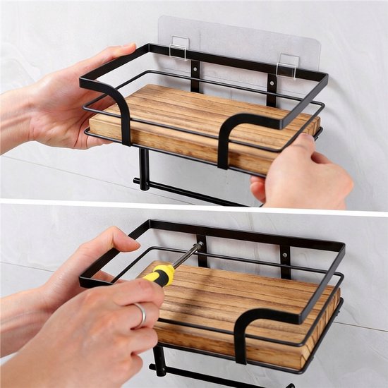 Zwarte wandrek met houten plank. Twee handen monteren het rek.