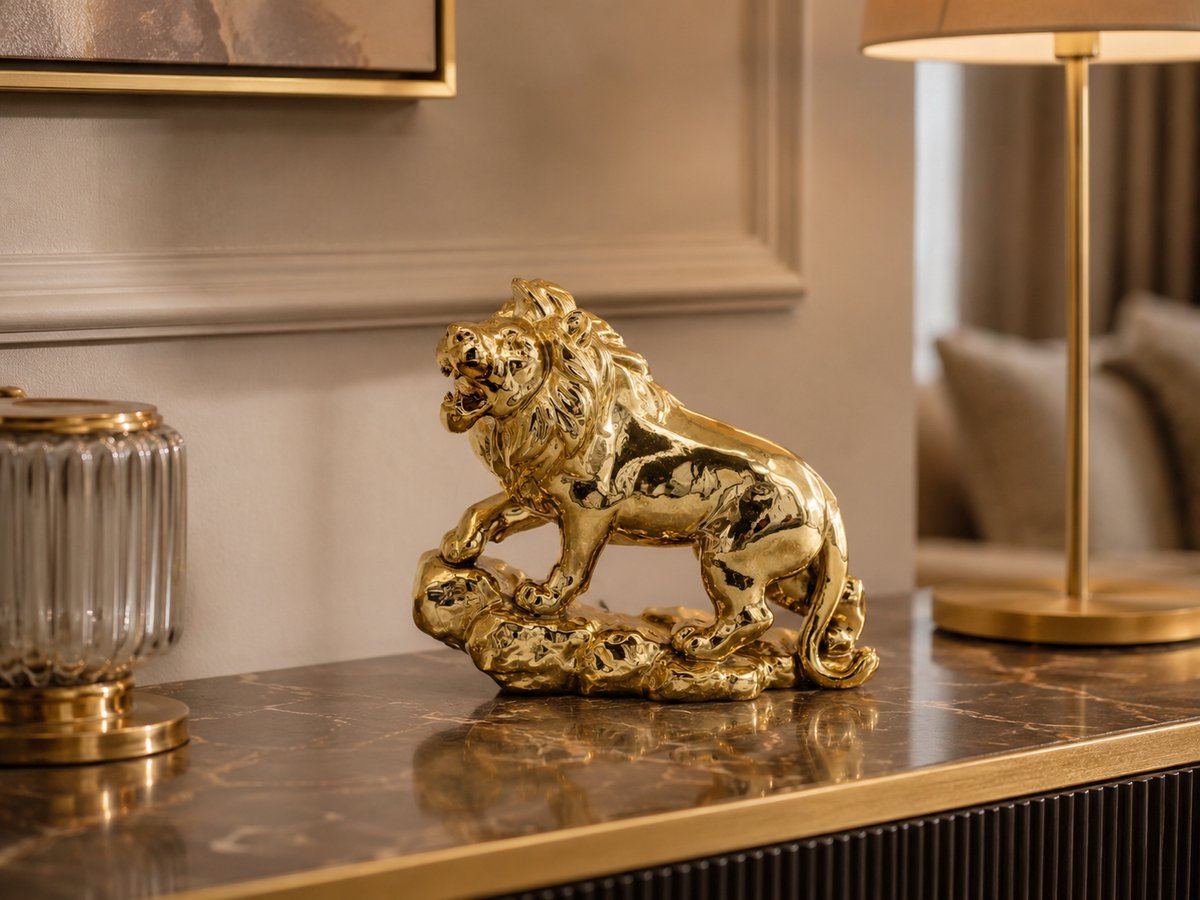 Leeuw Beeld Goud – Gouden Leeuw Standbeeld – Luxe Decoratief Dierenbeeld – Glanzend Polyresin Interieur Accessoire – Woondecoratie voor Woonkamer, Kantoor, Hal, Dressoir en Wandplank – 20 x 8 x 25 cm