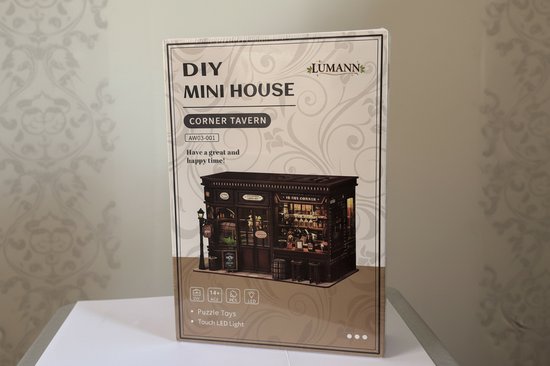 Doos van de Lumann 'Corner Tavern' DIY Mini House puzzel, met een afbeelding van het voltooide model. Tekst: 'DIY MINI HOUSE CORNER TAVERN'
