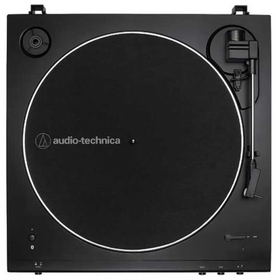 Zwarte platenspeler met ronde mat en Audio-Technica logo. Witte rand rond de mat.