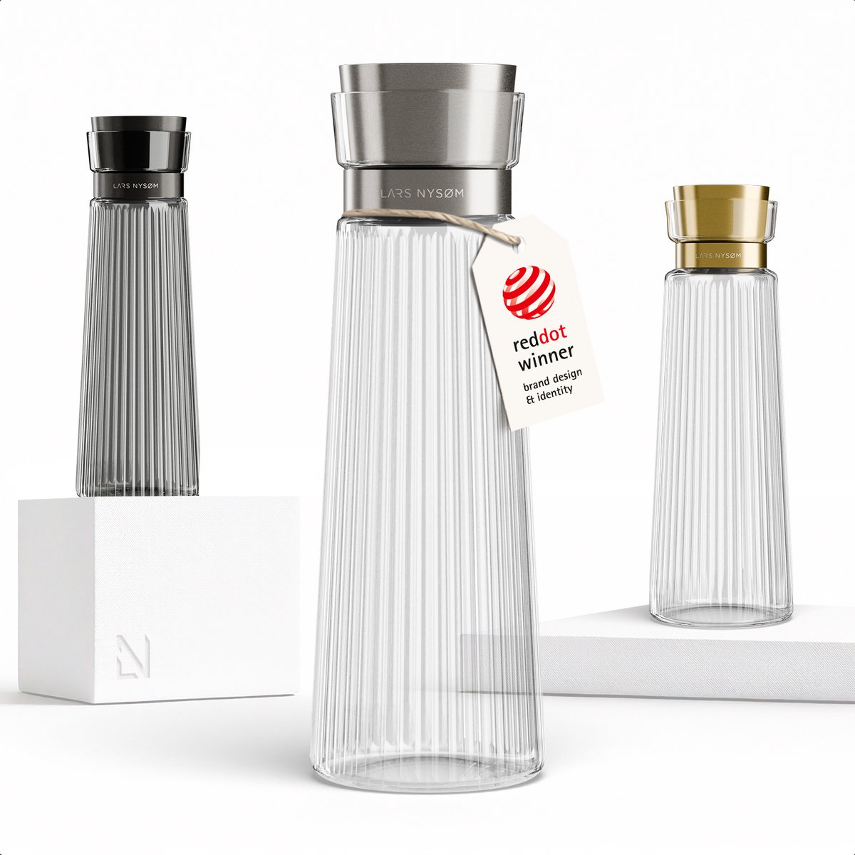 LARS NYSØM Bækvand Waterkaraf 1L met Roestvrijstalen Deksel & Zeef - Elegante Glazen Karaf & Schenkkan voor Sap, Thee & Limonade - Vaatwasmachinebestendig (Pure/Stainless Steel)