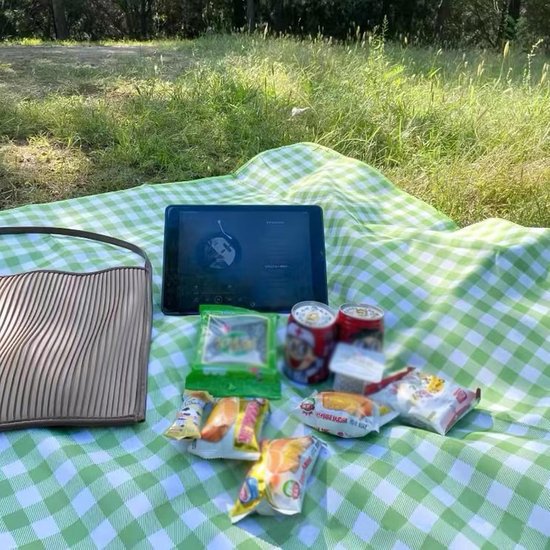 KZQ waterdichte picknickdeken met isolerende aluminiumfolie, zandbestendig, opvouwbaar, met draagriem, 200x300 cm, groen-wit kleurenschema, geschikt voor kamperen, wandelen en parkactiviteiten.