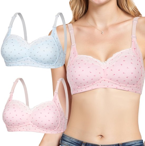 Drie beha's met kleine bloemetjes in het roze, lichtblauw en crèmekleur.