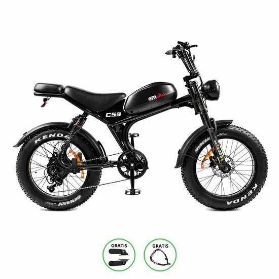 Zwarte C93 elektrische fatbike met dikke Kenda banden, een zwart zadel en de tekst 'emakaoc' op de tank. Gratis accessoires zijn zichtbaar.