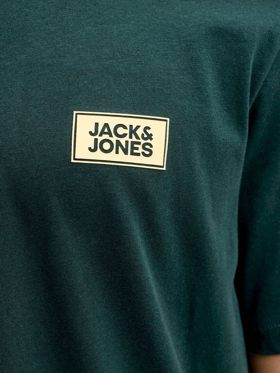 Donkergroen T-shirt met op de borst een geel label met de tekst "JACK & JONES".