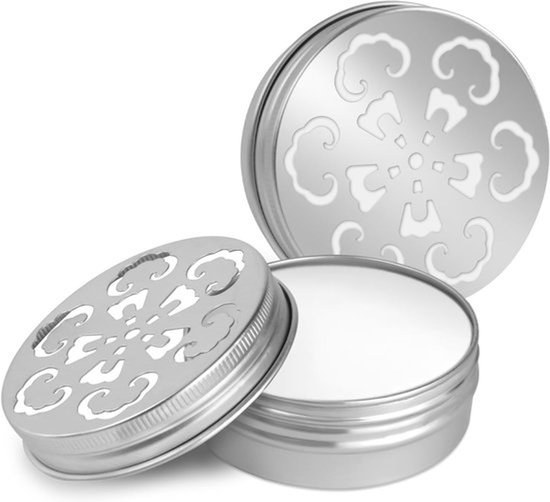 Zilverkleurige ronde blikjes met opengewerkte deksels, één met deksel open om het witte product te tonen.