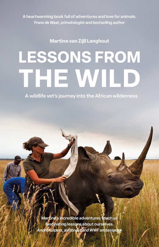 Martine van Zijl Langhout, Lessen uit de Wildernis. Een dierenarts die een neushoorn afdroogt, met een man in blauwe overall achter haar.