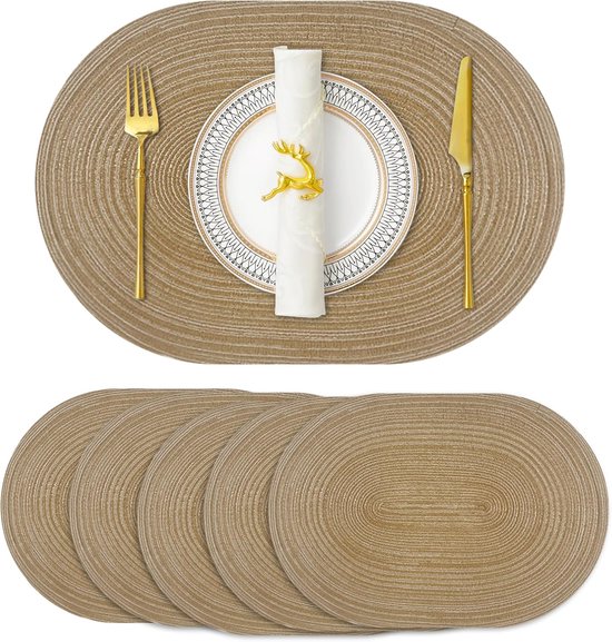 Set de 6 napperons ovales tissés couleur kaki, présentés avec une assiette et des couverts dorés.