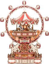 Houten model van een reuzenrad en draaimolen, met rode en witte accenten, op een witte achtergrond.