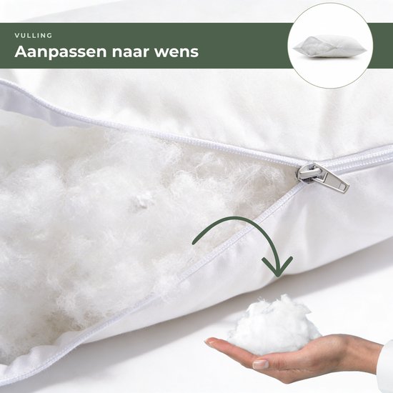 Een close-up van een open kussensloop die de vulling laat zien, met een hand die wat vulling vasthoudt.