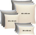 Een stapel teddy kussens in beige, grijs en lichtgrijs in de maten 30x50, 45x45 en 60x60 cm.