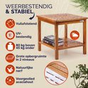 Houten bijzettafel met boek, onder regen en sneeuw. 'Weerbestendig & stabiel'.