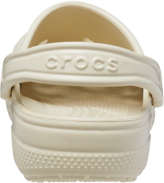 Crème Crocs klomp, de achterkant toont de draagband met Crocs logo.