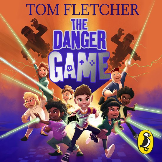 Boekomslag van The Danger Game met kinderen die gamen tegen pixelachtige schaduwfiguren op een oranje achtergrond.