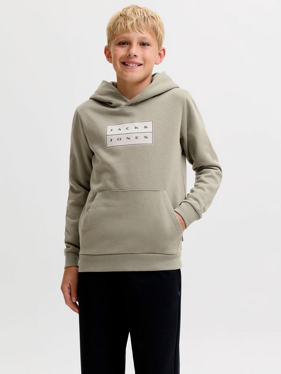 Jongen met blonde haren draagt een olijfgroene hoodie met 'JACK & JONES' logo en een zwarte joggingbroek.
