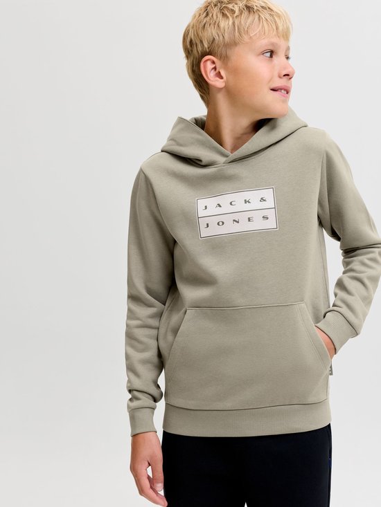 Jongen met blonde haren draagt een olijfgroene hoodie met het 'JACK & JONES' logo op de borst en een kangoeroezak.