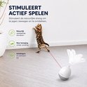 Wit kattenspeeltje met laserstraal en witte veren, stimuleert actief spelen. Een kat speelt met de laser.