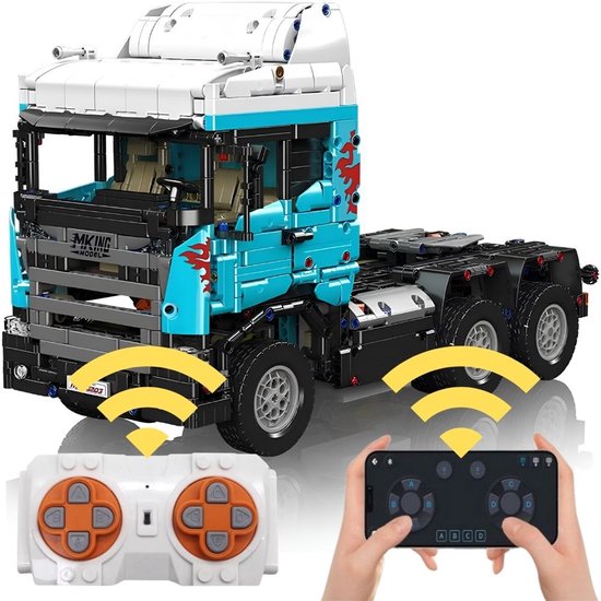 Turquoise vrachtwagentrekker met witte cabine, rode vlamstickers, naast een afstandsbediening en een smartphone die als bediening wordt gebruikt.