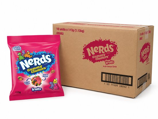 Roze pakje Nerds Gummy Clusters Fruits naast een kartonnen doos met het logo 'Nerds Gummy Clusters Fruits'.