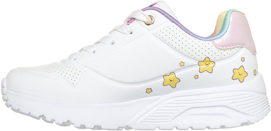 Witte sneaker met vrolijke gele sterrenprint en regenboogkleurige accenten op de hiel en rand.
