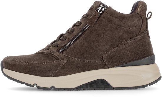 Bruine suède schoen met rits en veters, beige zool, van opzij gezien.