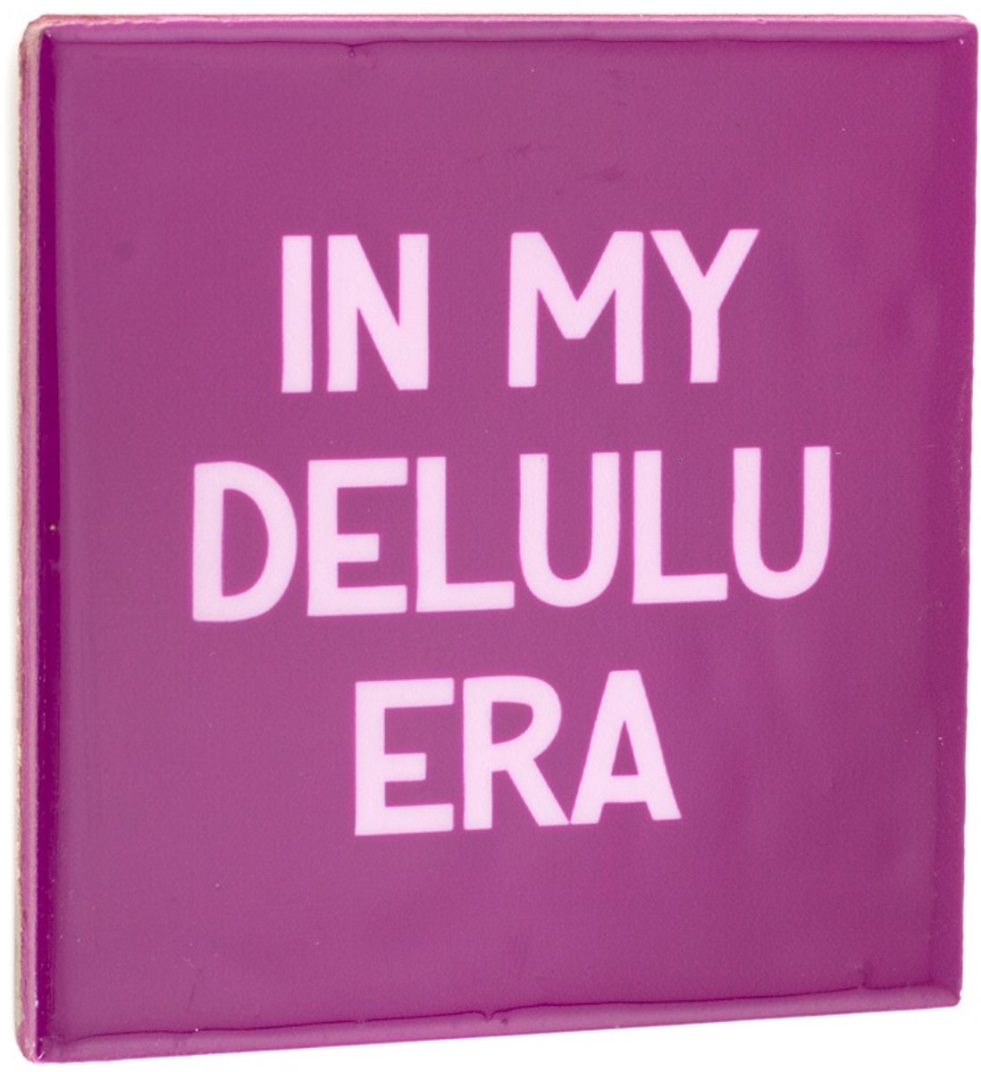 tegeltje - Spreuktegel - "In My Delulu Era" – wanddecoratie - Paars met Lichtroze Tekst - tegeltjeswijsheid - origineel cadeau