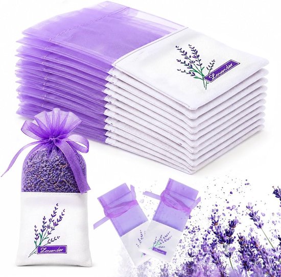 Een stapel van 20 paarse organza geurzakjes. Eén zakje is gevuld met lavendel. Twee lege zakjes en lavendeltakjes op de voorgrond.