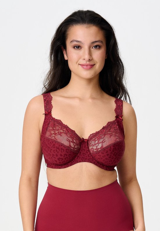 Model draagt een bordeauxrode beugel-bh met luipaardprint en kanten details, gecombineerd met een hoge slip.