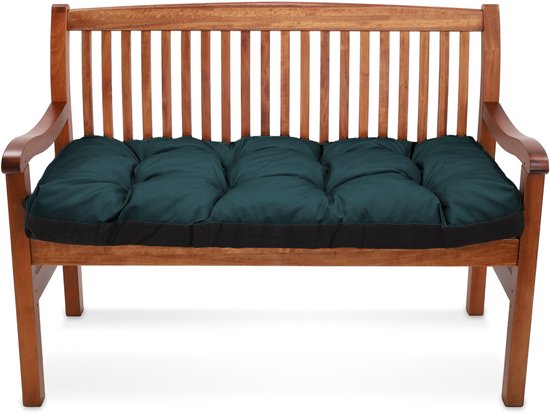Donkergroen bankkussen op een houten bank, met een zwarte rand en doorgestikt.