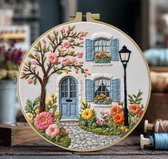 Cottage Landschap met Bloemmotief Handborduurpakket - 20 x 20cm - Embroidery Starter Kit - Borduur Kit - Borduren - Beginner Kunst Ambacht Handwerk Borduurwerk Borduurraam (incl. Instructies en 1 stuks Plastic Borduurframe)