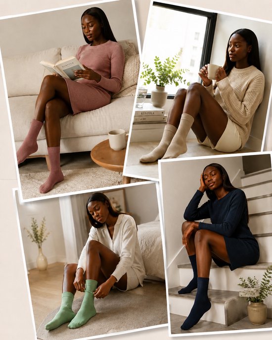 Vrouw op een bank met een boek, draagt een roze gebreide jurk en roze sokken. Een andere vrouw zit bij een raam met een kopje, draagt een beige trui, witte shorts en beige sokken. Nog een vrouw zit op de grond, draagt een witte lounge set en lichtgroene sokken. Een vierde vrouw zit op een trap, draagt een marineblauwe jurk en marineblauwe sokken.